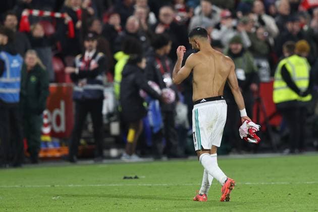 Brentford v Liverpool 25 October 2025 Brentford - Premier League Football - Brentford FC v Liverpool FC - Mohamed Salah of Liverpool walks off holding the jersey of a Brentford player - (Photo by Mark Leech). Brentford Greater London UK Copyright: xMarkxLeechxOffside