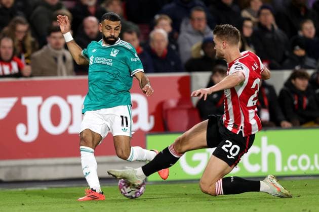 Brentford v Liverpool 25 October 2025 Brentford - Premier League Football - Brentford FC v Liverpool FC - Mohamed Salah of Liverpool is tackled by Kristoffer Ajer of Brentford - (Photo by Mark Leech). Brentford Greater London UK Copyright: xMarkxLeechxOffside
