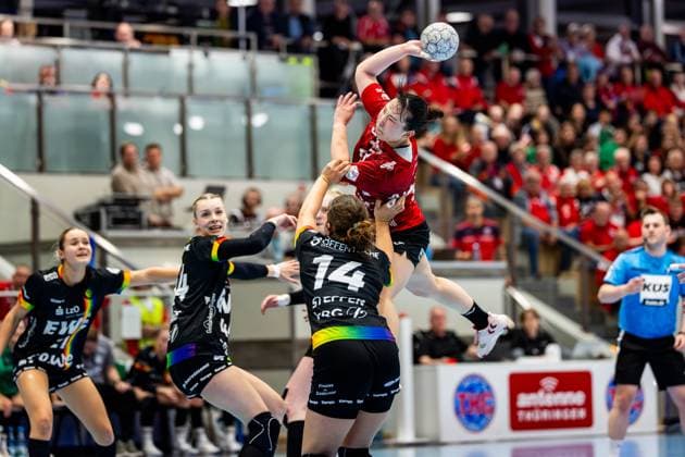 25.10.2025, GER, Handball, Frauen, Saison 2025 2026, Alsco 1.Bl, 6.Spieltag, Thueringer HC - VfL Oldenburg Natsuki Aizawa (Thueringer HC,23), Marie Steffen (VfL Oldenburg) 99947 Bad Langensalza Salza Halle Sporthalle Mehrz Thüringen Deutschland