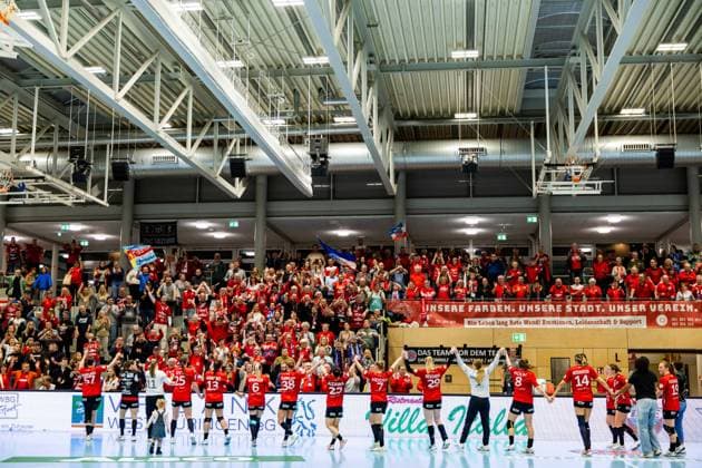 25.10.2025, GER, Handball, Frauen, Saison 2025 2026, Alsco 1.Bl, 6.Spieltag, Thueringer HC - VfL Oldenburg der Thueringer HC gewinnt das Heimspiel gegen den VfL Oldenburg mit 34:23 und jubelt gemeinsam mit den Fans 99947 Bad Langensalza Salza Halle Sporthalle Mehrz Thüringen Deutschland