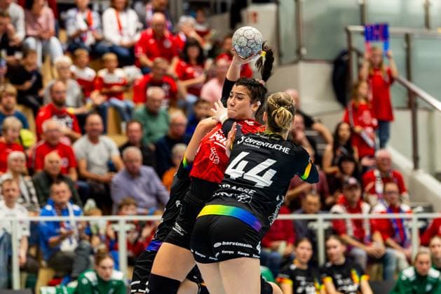 25.10.2025, GER, Handball, Frauen, Saison 2025 2026, Alsco 1.Bl, 6.Spieltag, Thueringer HC - VfL Oldenburg Joanna Granicka (VfL Oldenburg), Giulia Guarieiro (Thueringer HC,13), Lisa-Marie Fragge (VfL Oldenburg) 99947 Bad Langensalza Salza Halle Sporthalle Mehrz Thüringen Deutschland