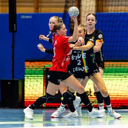 25.10.2025, GER, Handball, Frauen, Saison 2025 2026, Alsco 1.Bl, 6.Spieltag, Thueringer HC - VfL Oldenburg Dilayla Alarslan (Thueringer HC,38), Lisa Borutta (VfL Oldenburg) 99947 Bad Langensalza Salza Halle Sporthalle Mehrz Thüringen Deutschland