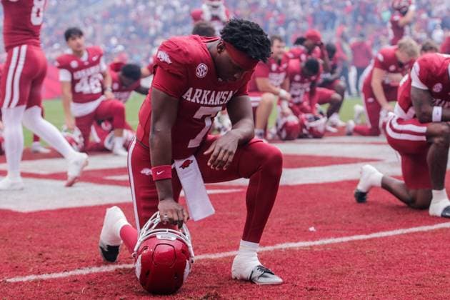 October 25, 2025, Fayetteville, Arkansas, USA: Arkansas Razorbacks quarterback KJ JACKSON (7) kneels before Auburn s win over Arkansas at Donald W. Reynolds Razorback Stadium. Fayetteville USA - ZUMAs199 20251025_znp_s199_001 Copyright: xBrentxSoulex