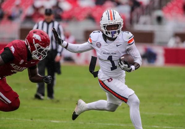 October 25, 2025, Fayetteville, Arkansas, USA: Auburn Tiger wide receiver ERIC SINGLETON JR. (1) catches a pass and is pursued by Arkansas Razorbacks linebacker BRADLEY SHAW (7) during Auburn s win over Arkansas at Donald W. Reynolds Razorback Stadium. Fayetteville USA - ZUMAs199 20251025_znp_s199_014 Copyright: xBrentxSoulex