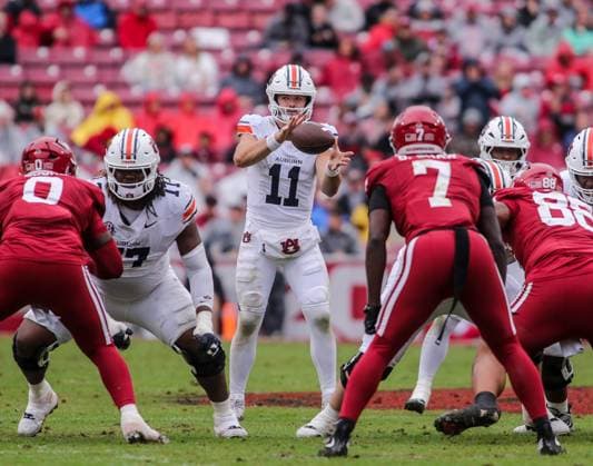 October 25, 2025, Fayetteville, Arkansas, USA: Auburn Tiger quarterback JACKSON ARNOLD (11) takes a snap during Auburn s win over Arkansas at Donald W. Reynolds Razorback Stadium. Fayetteville USA - ZUMAs199 20251025_znp_s199_029 Copyright: xBrentxSoulex