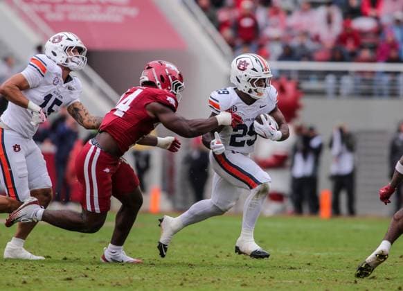 October 25, 2025, Fayetteville, Arkansas, USA: Auburn Tiger running back OMAR MABSON II (29) rushes during Auburn s win over Arkansas at Donald W. Reynolds Razorback Stadium. Fayetteville USA - ZUMAs199 20251025_znp_s199_030 Copyright: xBrentxSoulex