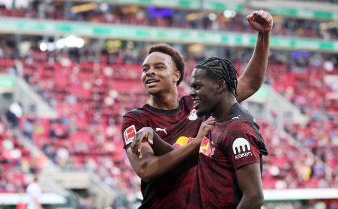 Augsburg - RB Leipzig Bundesliga Augsburg, 25.10.2025, WWK Arena, Fußball, 1.Bundesliga, 8.Spieltag , FC Augsburg vs. RB Leipzig , Im Bild: Tor für RB Leipzig. Castello Lukeba (23, RB Leipzig) trifft zum 0:6 und jubelt mit den Teamkollegen. Assan Ouedraogo (20, RB Leipzig). , Nur zur redaktionellen Nutzung. Only editorial use. , DFL DFB regulations prohibit any use of photographs as image sequences and or quasi-video. ,
