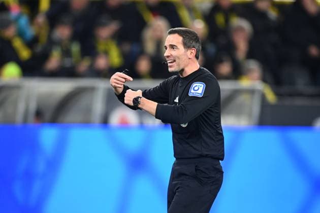 Schiedsrichter Benjamin BRAND Gestik, gestikuliert, Fussball 1. Bundesliga, 8.Spieltag, matchday8, Borussia Dortmund (DO) - 1. FC Koeln (K) 1-0 am 25.10.2025 in Dortmund Deutschland. UEFA regulations prohibit any use of photographs as image sequences and or quasi-video Â