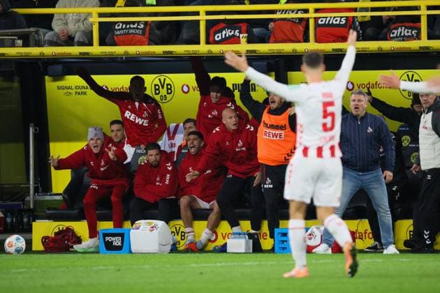 25.10.2025, xfanx, Fussball 1.Bundesliga, Borussia Dortmund - 1.FC Köln v.l. Die Ersatzspieler auf der Trainerbank und Cheftrainer Lukas Kwasniok (1. FC Köln) protestieren gegen ein Foul (DFL DFB REGULATIONS PROHIBIT ANY USE OF PHOTOGRAPHS as IMAGE SEQUENCES and or QUASI-VIDEO) Dortmund