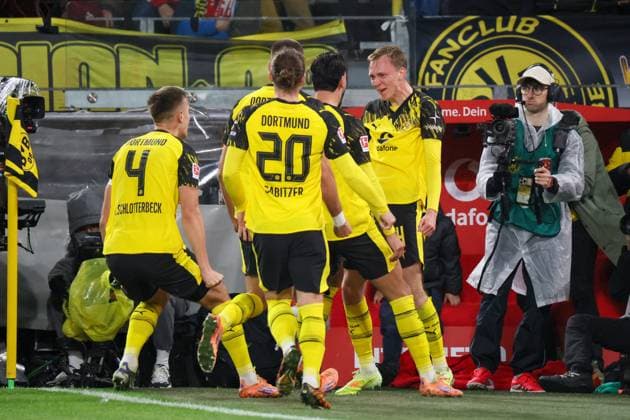 25.10.2025, xfanx, Fussball 1.Bundesliga, Borussia Dortmund - 1.FC Köln v.l. Torschütze Maximilian Beier (BVB), rechts im Bild, macht das Tor zum 1:0 für Dortmund und jubelt mit seinen Mannschaftskollegen (DFL DFB REGULATIONS PROHIBIT ANY USE OF PHOTOGRAPHS as IMAGE SEQUENCES and or QUASI-VIDEO) Dortmund