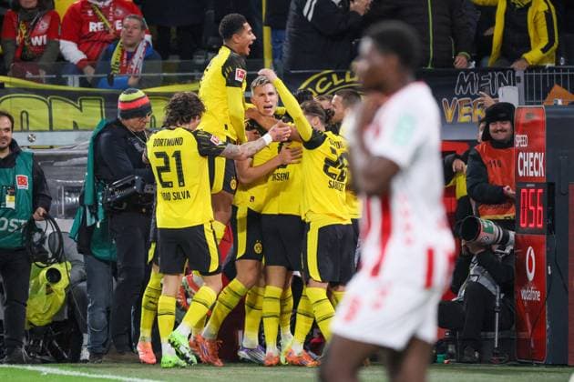 25.10.2025, xfanx, Fussball 1.Bundesliga, Borussia Dortmund - 1.FC Köln v.l. Torschütze Maximilian Beier (BVB), verdeckt im Bild, macht das Tor zum 1:0 für Dortmund und jubelt mit seinen Mannschaftskollegen (DFL DFB REGULATIONS PROHIBIT ANY USE OF PHOTOGRAPHS as IMAGE SEQUENCES and or QUASI-VIDEO) Dortmund