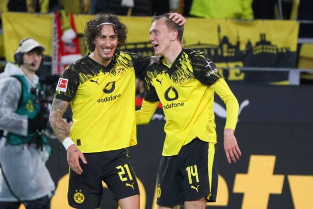25.10.2025, xfanx, Fussball 1.Bundesliga, Borussia Dortmund - 1.FC Köln v.l. der Zweite Torschütze Maximilian Beier (BVB) macht das Tor zum 1:0 für Dortmund und jubelt mit Fabio Silva (BVB) (DFL DFB REGULATIONS PROHIBIT ANY USE OF PHOTOGRAPHS as IMAGE SEQUENCES and or QUASI-VIDEO) Dortmund