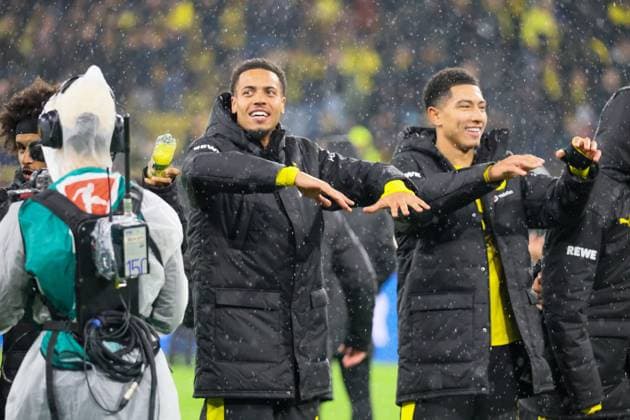 25.10.2025, xfanx, Fussball 1.Bundesliga, Borussia Dortmund - 1.FC Köln v.l. Felix Nmecha (BVB) und Jobe Bellingham (BVB) beim Abschlussjubel nach dem Sieg gegen Köln (DFL DFB REGULATIONS PROHIBIT ANY USE OF PHOTOGRAPHS as IMAGE SEQUENCES and or QUASI-VIDEO) Dortmund