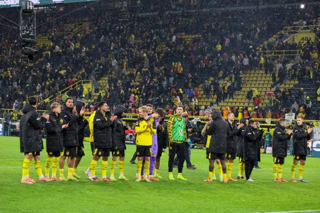 25.10.2025, xfanx, Fussball 1.Bundesliga, Borussia Dortmund - 1.FC Köln v.l. Die Spieler von Borussia Dortmund beim Abschlussjubel nach dem Sieg gegen den 1. FC Köln (DFL DFB REGULATIONS PROHIBIT ANY USE OF PHOTOGRAPHS as IMAGE SEQUENCES and or QUASI-VIDEO) Dortmund