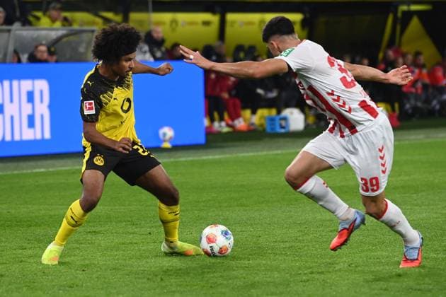 Karim-David ADEYEMI (DO) gegen Cenk OEZKACAR (Özkacar, K) Aktion, Zweikampf, Fussball 1. Bundesliga, 8.Spieltag, matchday8, Borussia Dortmund (DO) - 1. FC Koeln (K) 1-0 am 25.10.2025 in Dortmund Deutschland. UEFA regulations prohibit any use of photographs as image sequences and or quasi-video Â