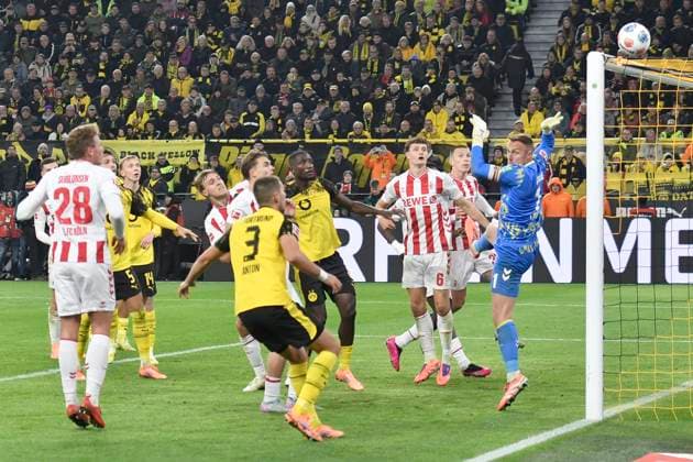 Strafraumszene Marvin Schwäbe Schwaebe (Koeln 1) vereitelt Torchance von Dortmund 25.10.2025 Fussball Borussia Dortmund vs 1. FC Koeln , Signal Iduna Park, Dortmund, DFB DFL REGULATIONS PROHIBIT ANY USE OF PHOTOGRAPHS AS IMAGE SEQUENCES AND OR QUASI-VIDEO