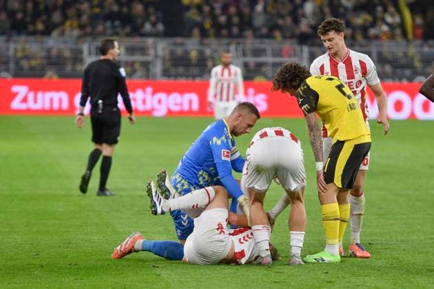 Timo Hübers Huebers (Koeln 4) verletzt am Boden, Marvin Schwäbe Schwaebe (Koeln 1) Kristoffer Lund (Koeln 32) Karim Adeyemi (Dortmund 27) Eric Martel (Koeln 6) über ihn gebeugt 25.10.2025 Fussball Borussia Dortmund vs 1. FC Koeln , Signal Iduna Park, Dortmund, DFB DFL REGULATIONS PROHIBIT ANY USE OF PHOTOGRAPHS AS IMAGE SEQUENCES AND OR QUASI-VIDEO