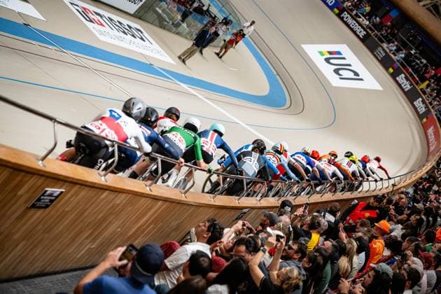 Start Peloton: UCI Track cycling, Rad, Radsport, Bahnrad, Bahn World Championships 2025 Start Peloton Querformat - quer - horizontal - Landscape - Event Veranstaltung: UCI Track Cycling World Championships 2025 - Category Kategorie: Cycling - Track Cycling World Championships - Elite Women - Location Ort: South America Chile - Santiago de Chile - Velodromo Parque Penalolen Instituto - Discipline: Madison - Distance: 30 km - Date Datum: 25.10.2025 Saturday Day 4 -