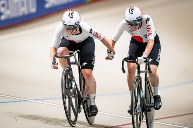 LEU Lorena, SEITZ Aline: UCI Track cycling, Rad, Radsport, Bahnrad, Bahn World Championships 2025 BLACK - LEU Lorena - RED - SEITZ Aline ( SUI ) Switzerland Querformat - quer - horizontal - Landscape - Event Veranstaltung: UCI Track Cycling World Championships 2025 - Category Kategorie: Cycling - Track Cycling World Championships - Elite Women - Location Ort: South America Chile - Santiago de Chile - Velodromo Parque Penalolen Instituto - Discipline: Madison - Distance: 30 km - Date Datum: 25.10.2025 Saturday Day 4 -