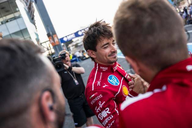 Formula?1 Gran?Premio?de?la?Ciudad?de? México?2025 Alexis Perrin OVERTAKE MAXPPP - Mexico?City 26 10 2025 Top 3 in qualification for 16 LECLERC Charles (mon), Scuderia Ferrari HP, portrait celebration with his team at the Formula?1 Gran?Premio?de?la?Ciudad?de?México?2025, the 20th round of the 2025 FIA Formula?1 World Championship, WM, Weltmeisterschaft at the Autódromo?Hermanos?Rodríguez in Mexico?City, Mexico, from 23 to 26 October 2025 Mexico?City Autódromo Hermanos Rodríguez Mexico  Copyright: xOVERTAKE MAXPPPxAlexisxPerrinx OVT202510263568 OVT202510263568