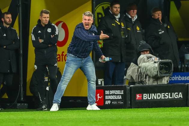 Dortmund, Signal Iduna Park, 25.10.25, GER, Herren, 1. Bundesliga, Saison 2025 - 2026, Borussia Dortmund - 1. FC Koeln, Lukas Kwasniok Cheftrainer (1. FC Koeln) gestikuliert, DFB DFL REGULATIONS PROHIBIT ANY USE OF PHOTOGRAPHS AS IMAGE SEQUENCES AND OR QUASI-VIDEO. Copyright: JoachimxBywaletz xJB-Sportfoto