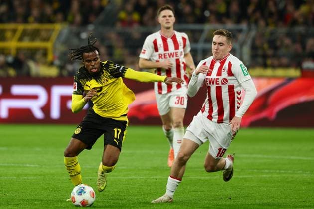 Dortmund, Signal Iduna Park, 25.10.25, GER, Herren, 1. Bundesliga, Saison 2025 - 2026, Borussia Dortmund - 1. FC Koeln, Carney Chukwuemeka (Borussia Dortmund) und Isak Johannesson (1. FC Koeln) im Zweikampf, DFB DFL REGULATIONS PROHIBIT ANY USE OF PHOTOGRAPHS AS IMAGE SEQUENCES AND OR QUASI-VIDEO. Copyright: JoachimxBywaletz xJB-Sportfoto