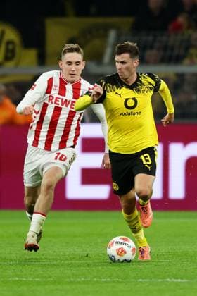 Dortmund, Signal Iduna Park, 25.10.25, GER, Herren, 1. Bundesliga, Saison 2025 - 2026, Borussia Dortmund - 1. FC Koeln, Isak Johannesson (1. FC Koeln) und Pascal Gross (Borussia Dortmund) im Zweikampf, DFB DFL REGULATIONS PROHIBIT ANY USE OF PHOTOGRAPHS AS IMAGE SEQUENCES AND OR QUASI-VIDEO. Copyright: JoachimxBywaletz xJB-Sportfoto