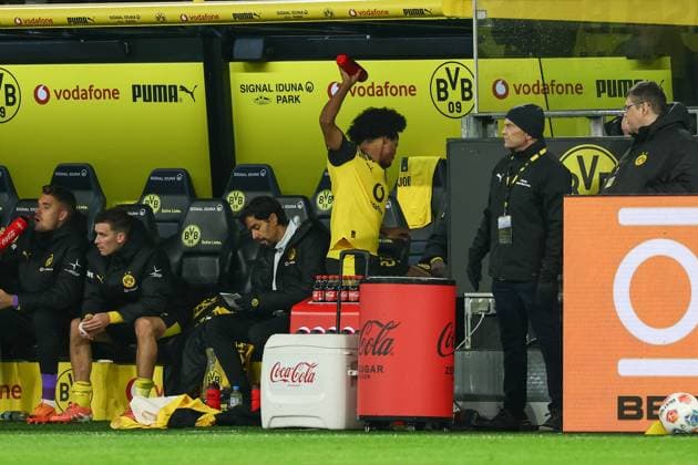 Dortmund, Signal Iduna Park, 25.10.25, GER, Herren, 1. Bundesliga, Saison 2025 - 2026, Borussia Dortmund - 1. FC Koeln, Karim Adeyemi (Borussia Dortmund) wirft eine Flasche. DFB DFL REGULATIONS PROHIBIT ANY USE OF PHOTOGRAPHS AS IMAGE SEQUENCES AND OR QUASI-VIDEO. Copyright: JoachimxBywaletz xJB-Sportfoto