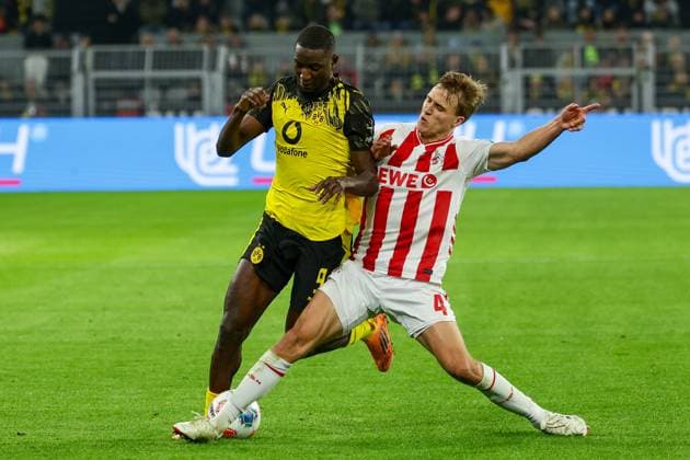 Dortmund, Signal Iduna Park, 25.10.25, GER, Herren, 1. Bundesliga, Saison 2025 - 2026, Borussia Dortmund - 1. FC Koeln, Serhou Guirassy (Borussia Dortmund) und Timo Huebers (1. FC Koeln) im Zweikampf, DFB DFL REGULATIONS PROHIBIT ANY USE OF PHOTOGRAPHS AS IMAGE SEQUENCES AND OR QUASI-VIDEO. Copyright: JoachimxBywaletz xJB-Sportfoto