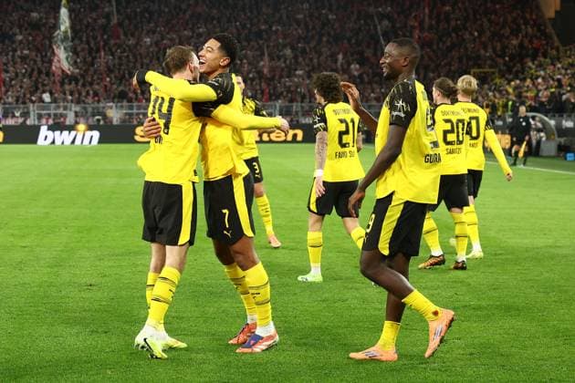 Dortmund, Signal Iduna Park, 25.10.25, GER, Herren, 1. Bundesliga, Saison 2025 - 2026, Borussia Dortmund - 1. FC Koeln, Maximilian Beier (Borussia Dortmund) jubelt nach seinem Tor zum 1.0 mit Jobe Bellingham (Borussia Dortmund) und Serhou Guirassy (Borussia Dortmund) DFB DFL REGULATIONS PROHIBIT ANY USE OF PHOTOGRAPHS AS IMAGE SEQUENCES AND OR QUASI-VIDEO. Copyright: JoachimxBywaletz xJB-Sportfoto
