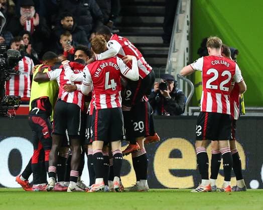 London, England, October 25 2025: Players of Brentford celebrate after Igor Thiago (9 Brentford) converts penalty to make it 3-1 during the Premier League game between Brentford and Liverpool at Gtech Community Stadium in London, England. (Photo by Jay Patel Sports Press Photo SPP) Copyright: xJayxPatel SportsxPressxPhoto SPPx Sportspressphoto_SPR51587