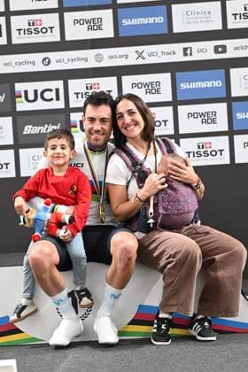 25-10-2025 World Championships Elite Track; Giornata 04; 2025, Movistar; Torres Barcelo, Albert; Moglie Torres Barcelo, Albert; Figli Torres Barcelo, Albert; Santiago Del Cile - Velodromo Penalolen; 