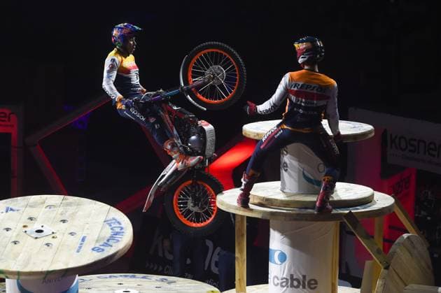 (251026) -- MADRID, Oct. 26, 2025 -- Toni Bou (L) of Spain competes during the 2025-2026 FIM X-Trial World Championship, WM, Weltmeisterschaft at Madrid Arena Stadium, Madrid, Spain, on Oct 25, 2025. (Photo by Xinhua) (SP)SPAIN-MADRID-MOTO-X TRIAL MADRID GustavoxValiente 
