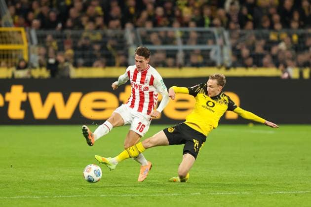 Zweikampf zwischen Jakub Kaminski (1.FC Koeln, 16) und Maximilian Beier (Borussia Dortmund, 14) GER, Borussia Dortmund gegen 1.FC Koeln, Fussball, 1.Liga, 8.Spieltag, Spielzeit 2025 2026, 25.10.2025 DFL REGULATIONS PROHIBIT ANY USE OF PHOTOGRAPHS AS IMAGE SEQUENCES AND OR QUASI-VIDEO GER, Borussia Dortmund gegen 1.FC Koeln, Fussball, 1.Liga, 8.Spieltag, Spielzeit 2025 2026, 25.10.2025 Dortmund Copyright: xEibner-Pressefoto FrankxZeisingx EP_FZG