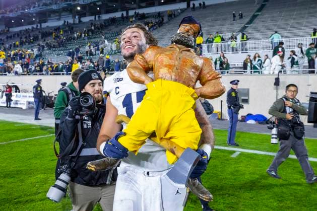 October 25, 2025, East Lansing, Michigan, U.S: Michigan tight end MARLIN KLEIN (17) carries the Paul Bunyan trophy after the Wolverines beat Michigan State 31-20 at Spartan Stadium. East Lansing U.S - ZUMAm242 20251025_aap_m242_007 Copyright: xScottxMapesx