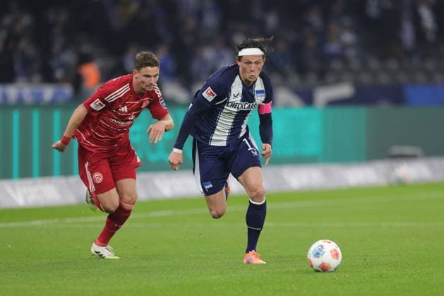 BERLIN, DEUTSCHLAND - OCTOBER 25: Fabian Reese (Hertha BSC 11) controls the ball against, in a duel with Moritz Heyer (Fortuna Düsseldorf, 5), during the Bundesliga match between Hertha BSC - Fortuna Düsseldorf at Olympiastadion on matchday 10 of the 2. Bundesliga on October 25, 2025 in Berlin, Deutschland. DFL REGULATIONS PROHIBIT ANY USE OF PHOTOGRAPHS AS IMAGE SEQUENCES AND OR QUASI-VIDEO. Berlin Deutschland Copyright: xBEAUTIFULxSPORTS Frankex