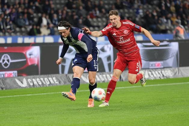 BERLIN, DEUTSCHLAND - OCTOBER 25: Fabian Reese (Hertha BSC 11) controls the ball against, in a duel with Moritz Heyer (Fortuna Düsseldorf, 5), during the Bundesliga match between Hertha BSC - Fortuna Düsseldorf at Olympiastadion on matchday 10 of the 2. Bundesliga on October 25, 2025 in Berlin, Deutschland. DFL REGULATIONS PROHIBIT ANY USE OF PHOTOGRAPHS AS IMAGE SEQUENCES AND OR QUASI-VIDEO. Berlin Deutschland Copyright: xBEAUTIFULxSPORTS Frankex