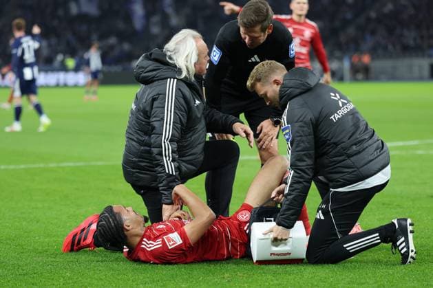 BERLIN, DEUTSCHLAND - OCTOBER 25: Kenneth Schmidt (Fortuna Düsseldorf, 4) injured on the ground, during the Bundesliga match between Hertha BSC - Fortuna Düsseldorf at Olympiastadion on matchday 10 of the 2. Bundesliga on October 25, 2025 in Berlin, Deutschland. DFL REGULATIONS PROHIBIT ANY USE OF PHOTOGRAPHS AS IMAGE SEQUENCES AND OR QUASI-VIDEO. Berlin Deutschland Copyright: xBEAUTIFULxSPORTS Frankex