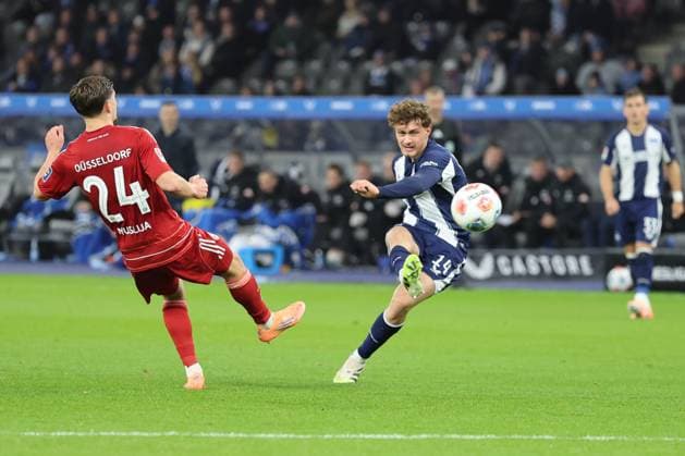 BERLIN, DEUTSCHLAND - OCTOBER 25: Maurice Krattenmacher (Hertha BSC 14) shooting at the goal against Florent Muslija (Fortuna Düsseldorf, 24), during the Bundesliga match between Hertha BSC - Fortuna Düsseldorf at Olympiastadion on matchday 10 of the 2. Bundesliga on October 25, 2025 in Berlin, Deutschland. DFL REGULATIONS PROHIBIT ANY USE OF PHOTOGRAPHS AS IMAGE SEQUENCES AND OR QUASI-VIDEO. Berlin Deutschland Copyright: xBEAUTIFULxSPORTS Frankex