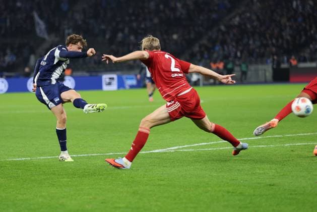 BERLIN, DEUTSCHLAND - OCTOBER 25: goal, Maurice Krattenmacher (Hertha BSC 14) scores the 1:0 into the goal against Jesper Daland (Fortuna Düsseldorf, 2), during the Bundesliga match between Hertha BSC - Fortuna Düsseldorf at Olympiastadion on matchday 10 of the 2. Bundesliga on October 25, 2025 in Berlin, Deutschland. DFL REGULATIONS PROHIBIT ANY USE OF PHOTOGRAPHS AS IMAGE SEQUENCES AND OR QUASI-VIDEO. Berlin Deutschland Copyright: xBEAUTIFULxSPORTS Frankex