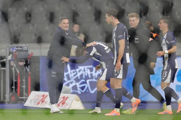 BERLIN, DEUTSCHLAND - OCTOBER 25: goal, celebration, cheering. Maurice Krattenmacher (Hertha BSC 14) celebrates scoring the 1:0 goal with Team manager Trainer Stefan Leitl (Hertha BSC) during the Bundesliga match between Hertha BSC - Fortuna Düsseldorf at Olympiastadion on matchday 10 of the 2. Bundesliga on October 25, 2025 in Berlin, Deutschland. DFL REGULATIONS PROHIBIT ANY USE OF PHOTOGRAPHS AS IMAGE SEQUENCES AND OR QUASI-VIDEO. Berlin Deutschland Copyright: xBEAUTIFULxSPORTS Frankex