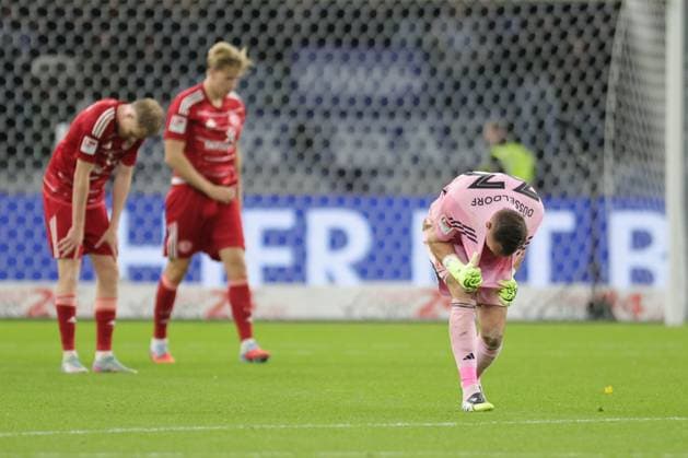 BERLIN, DEUTSCHLAND - OCTOBER 25: out, end, final whistle, end of game, Keeper Florian Kastenmeier (Fortuna Düsseldorf, 33) disappointed, during the Bundesliga match between Hertha BSC - Fortuna Düsseldorf at Olympiastadion on matchday 10 of the 2. Bundesliga on October 25, 2025 in Berlin, Deutschland. DFL REGULATIONS PROHIBIT ANY USE OF PHOTOGRAPHS AS IMAGE SEQUENCES AND OR QUASI-VIDEO. Berlin Deutschland Copyright: xBEAUTIFULxSPORTS Frankex