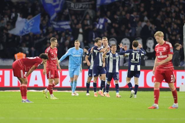 BERLIN, DEUTSCHLAND - OCTOBER 25: out, end, final whistle, end of game, final cheers, victory, Micha? Karbownik (Hertha BSC 33), Maurice Krattenmacher (Hertha BSC 14) cheering, cheers, cheer. during the Bundesliga match between Hertha BSC - Fortuna Düsseldorf at Olympiastadion on matchday 10 of the 2. Bundesliga on October 25, 2025 in Berlin, Deutschland. DFL REGULATIONS PROHIBIT ANY USE OF PHOTOGRAPHS AS IMAGE SEQUENCES AND OR QUASI-VIDEO. Berlin Deutschland Copyright: xBEAUTIFULxSPORTS Frankex