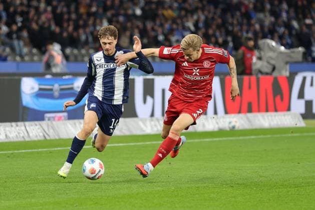 BERLIN, DEUTSCHLAND - OCTOBER 25: Maurice Krattenmacher (Hertha BSC 14) controls the ball against, in a duel with Jesper Daland (Fortuna Düsseldorf, 2) , during the Bundesliga match between Hertha BSC - Fortuna Düsseldorf at Olympiastadion on matchday 10 of the 2. Bundesliga on October 25, 2025 in Berlin, Deutschland. DFL REGULATIONS PROHIBIT ANY USE OF PHOTOGRAPHS AS IMAGE SEQUENCES AND OR QUASI-VIDEO. Berlin Deutschland Copyright: xBEAUTIFULxSPORTS Frankex