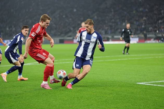 BERLIN, DEUTSCHLAND - OCTOBER 25: Christian Rasmussen (Fortuna Düsseldorf, 10) controls the ball against, in a duel with Márton Dárdai (Hertha BSC 31), during the Bundesliga match between Hertha BSC - Fortuna Düsseldorf at Olympiastadion on matchday 10 of the 2. Bundesliga on October 25, 2025 in Berlin, Deutschland. DFL REGULATIONS PROHIBIT ANY USE OF PHOTOGRAPHS AS IMAGE SEQUENCES AND OR QUASI-VIDEO. Berlin Deutschland Copyright: xBEAUTIFULxSPORTS Frankex