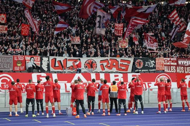 BERLIN, DEUTSCHLAND - OCTOBER 25: The Team of Fortuna Düsseldorf in front of their fanblock, during the Bundesliga match between Hertha BSC - Fortuna Düsseldorf at Olympiastadion on matchday 10 of the 2. Bundesliga on October 25, 2025 in Berlin, Deutschland. DFL REGULATIONS PROHIBIT ANY USE OF PHOTOGRAPHS AS IMAGE SEQUENCES AND OR QUASI-VIDEO. Berlin Deutschland Copyright: xBEAUTIFULxSPORTS Frankex
