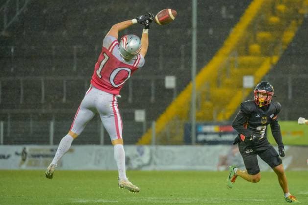 Philipp Haun (Team Austria, 10) missing the catch, Team Austria vs Team Germany, American Football, European Championship, EM, Europameisterschaft Semifinal, Season 2025, 25.10.2025, Krefeld Grotenburg Stadion Germany Copyright: xFootxBowl JUSTxSHOTSx