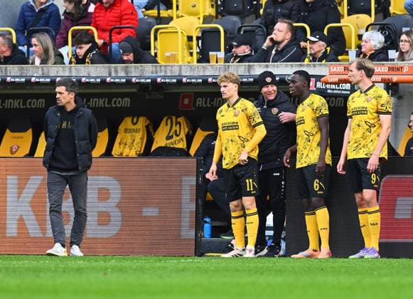 Dreifachwechsel, v.l.: Trainer Thomas Stamm, Dominik Kother, Kofi Amoako, Vincent Vermeij (alle Dresden), 25.10.2025, Fussball, GER, Saison 2025 2026, 2. Bundesliga, Zweite Liga, 10. Spieltag, Rudolf-Harbig-Stadion Dresden, SG Dynamo Dresden - SC Paderborn 07, DFB AND DFL REGULATIONS PROHIBIT ANY USE OF PHOTOGRAPHS as IMAGE SEQUENCES and or QUASI-VIDEO,