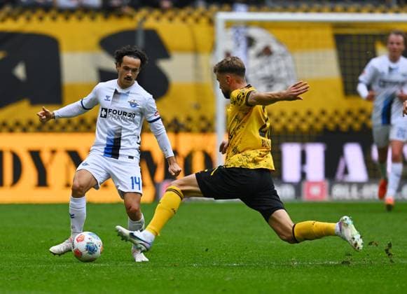 v.l.: Mika Baur (Paderborn), Lars Bünning (Dresden), 25.10.2025, Fussball, GER, Saison 2025 2026, 2. Bundesliga, Zweite Liga, 10. Spieltag, Rudolf-Harbig-Stadion Dresden, SG Dynamo Dresden - SC Paderborn 07, DFB AND DFL REGULATIONS PROHIBIT ANY USE OF PHOTOGRAPHS as IMAGE SEQUENCES and or QUASI-VIDEO,