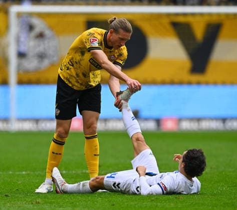 v.l.: Vinko Sapina (Dresden) dehnt Mika Baur (Paderborn), 25.10.2025, Fussball, GER, Saison 2025 2026, 2. Bundesliga, Zweite Liga, 10. Spieltag, Rudolf-Harbig-Stadion Dresden, SG Dynamo Dresden - SC Paderborn 07, DFB AND DFL REGULATIONS PROHIBIT ANY USE OF PHOTOGRAPHS as IMAGE SEQUENCES and or QUASI-VIDEO,